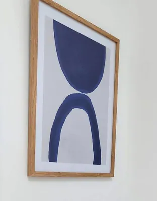 Une œuvre bleue au mur du cabinet