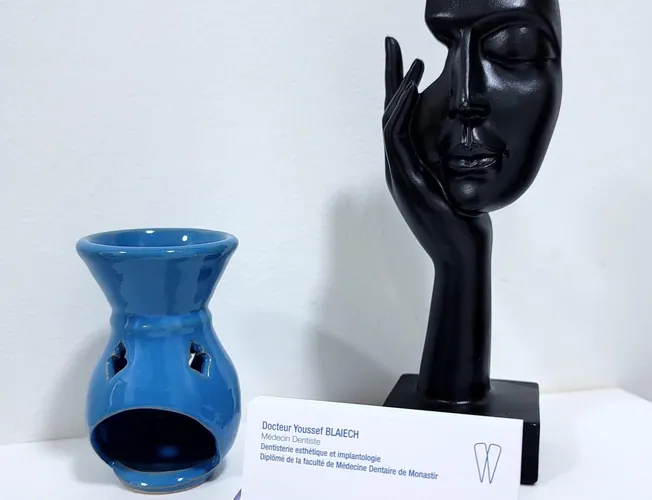 Une sculpture et un vase bleu, à l’accueil du cabinet
